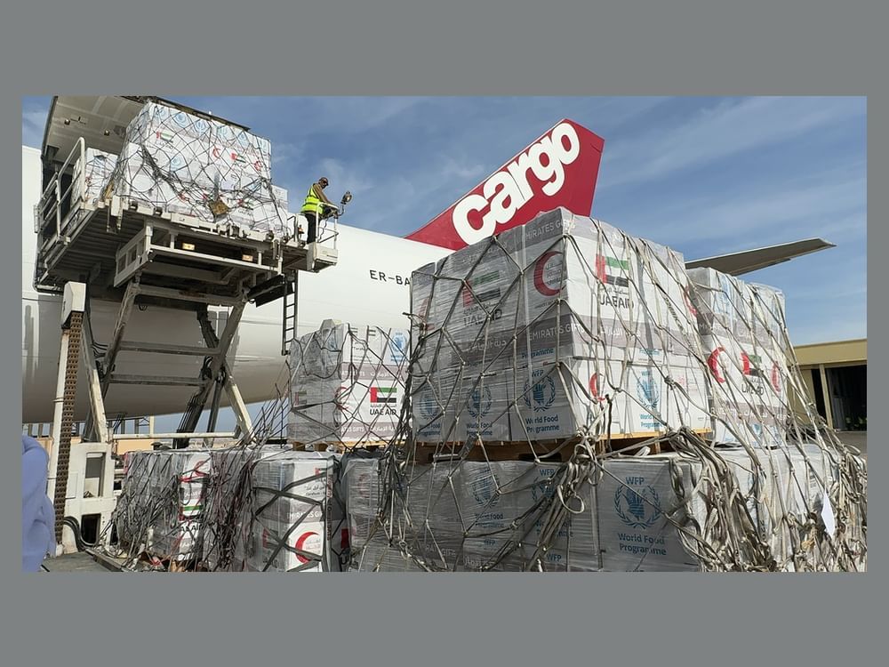 الإمارات ترسل 100 طن من المساعدات الغذائية والطبية لإغاثة الأشقاء الفلسطينيين في قطاع غزة