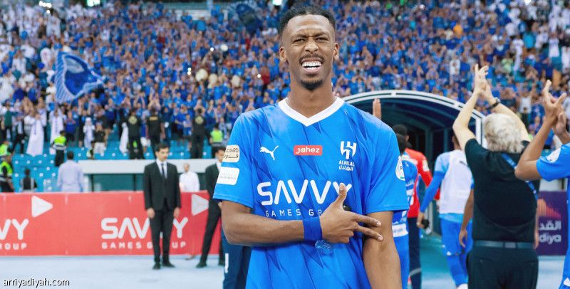 الأزرق يعادل رقم النصر