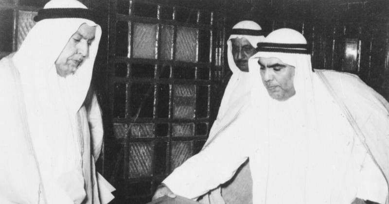 الأمير الراحل عبدالله السالم يستلم من عبداللطيف الغانم وحمود الزيد الخالد دستور الكويت في 1962