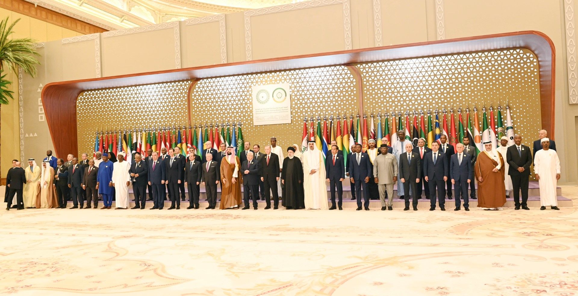 تحيات جلالة السلطان للوفود المشاركة بقمة الرياض ينقلها وزير الخارجية