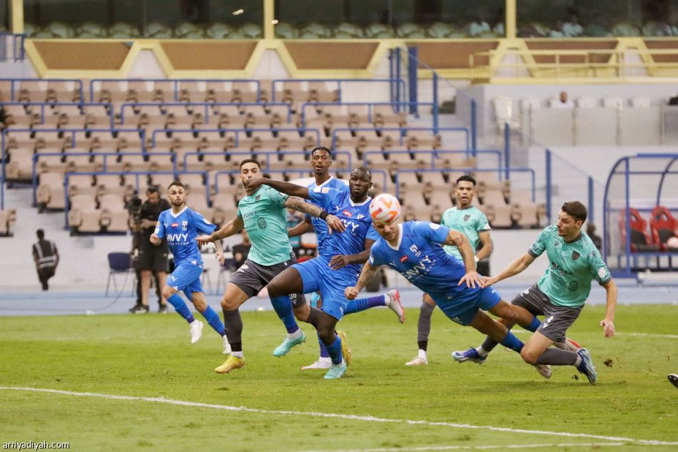 الأزرق يعادل رقم النصر