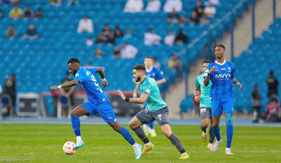 الأزرق يعادل رقم النصر