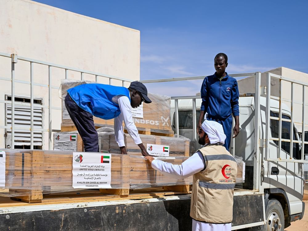 الفريق الإنساني الإماراتي يسلم مضخات وغطاسات لمحطة المياه الرئيسية في "أم جرس" التشادية