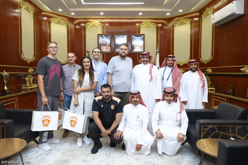 وفد من الإعلاميين البريطانيين ورابطة المحترفين يزور الفيحاء