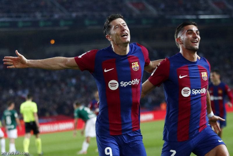 ثنائية ليفاندوفسكي تقود برشلونة إلى عبور ألافيس