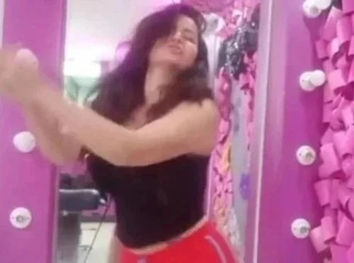 سما المصري تثير الجدل بفيديو جديد .. تمسكه وتنزل اللبن بيدها فى أجرأ فيديو لها