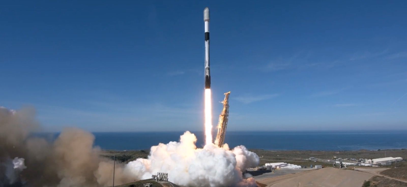 القمر الصناعي العُماني “أمان1” ينطلق إلى الفضاء