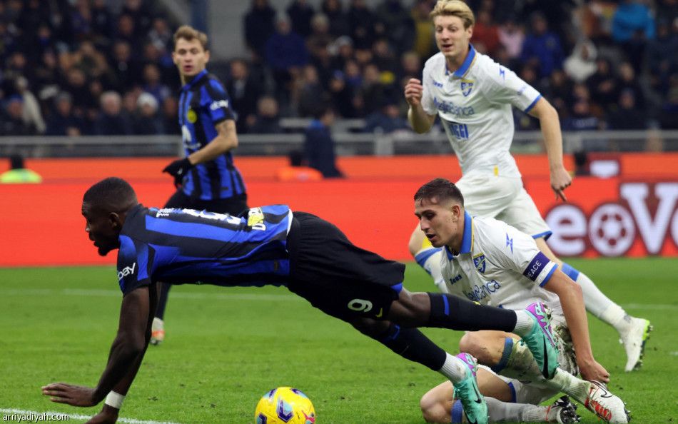 إنتر يسترد الصدارة بثنائية فروسينوني