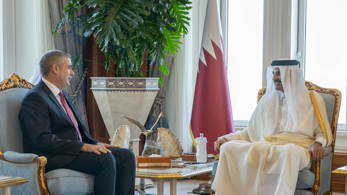 سمو الأمير يتسلم أوراق اعتماد ستة سفراء جدد لدى الدولة