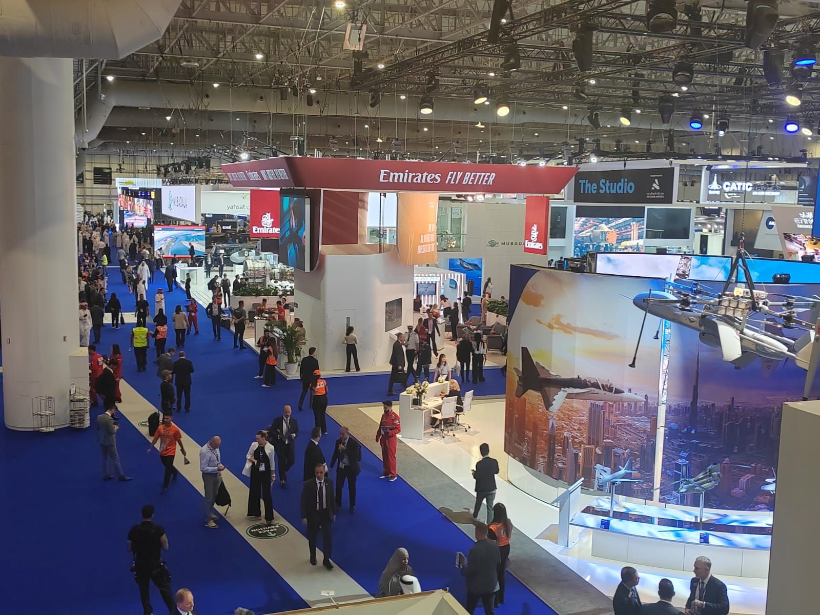 303.8 مليارات درهم إجمالي صفقات معرض دبي للطيران التجارية في يومين