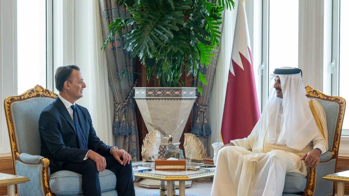 سمو الأمير يتسلم أوراق اعتماد ستة سفراء جدد لدى الدولة