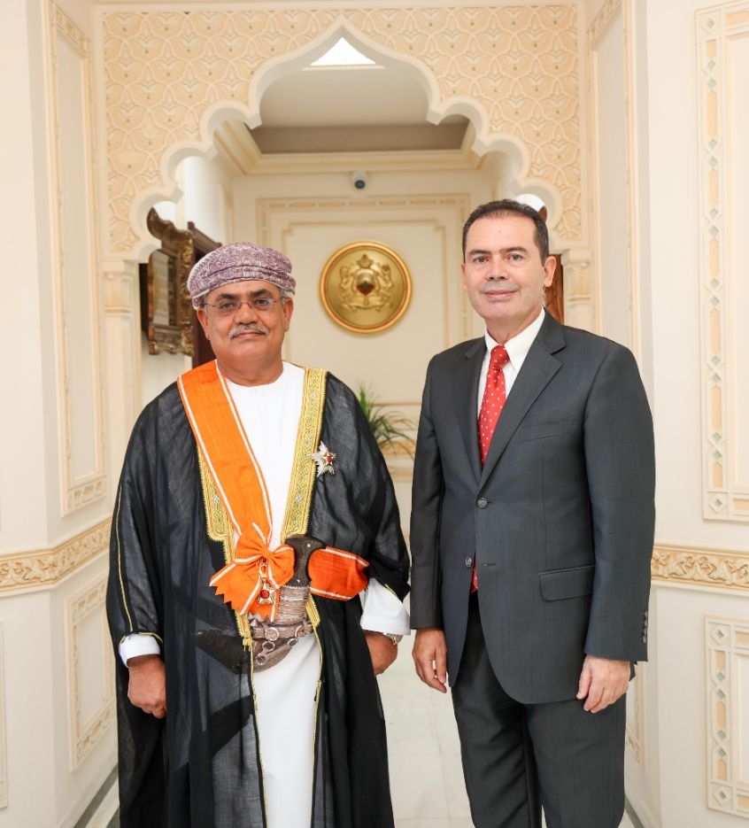 ملك المغرب يمنح سفير سلطنة عُمان السابق الوسام الملكي