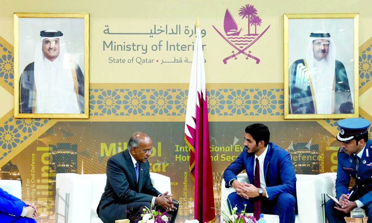 وزير الداخلية يلتقي وزير داخلية سنغافورة