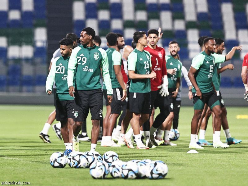 وسط الأخضر.. فيصل وعباس ومختار