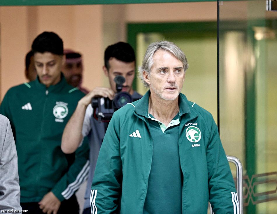 وسط الأخضر.. فيصل وعباس ومختار