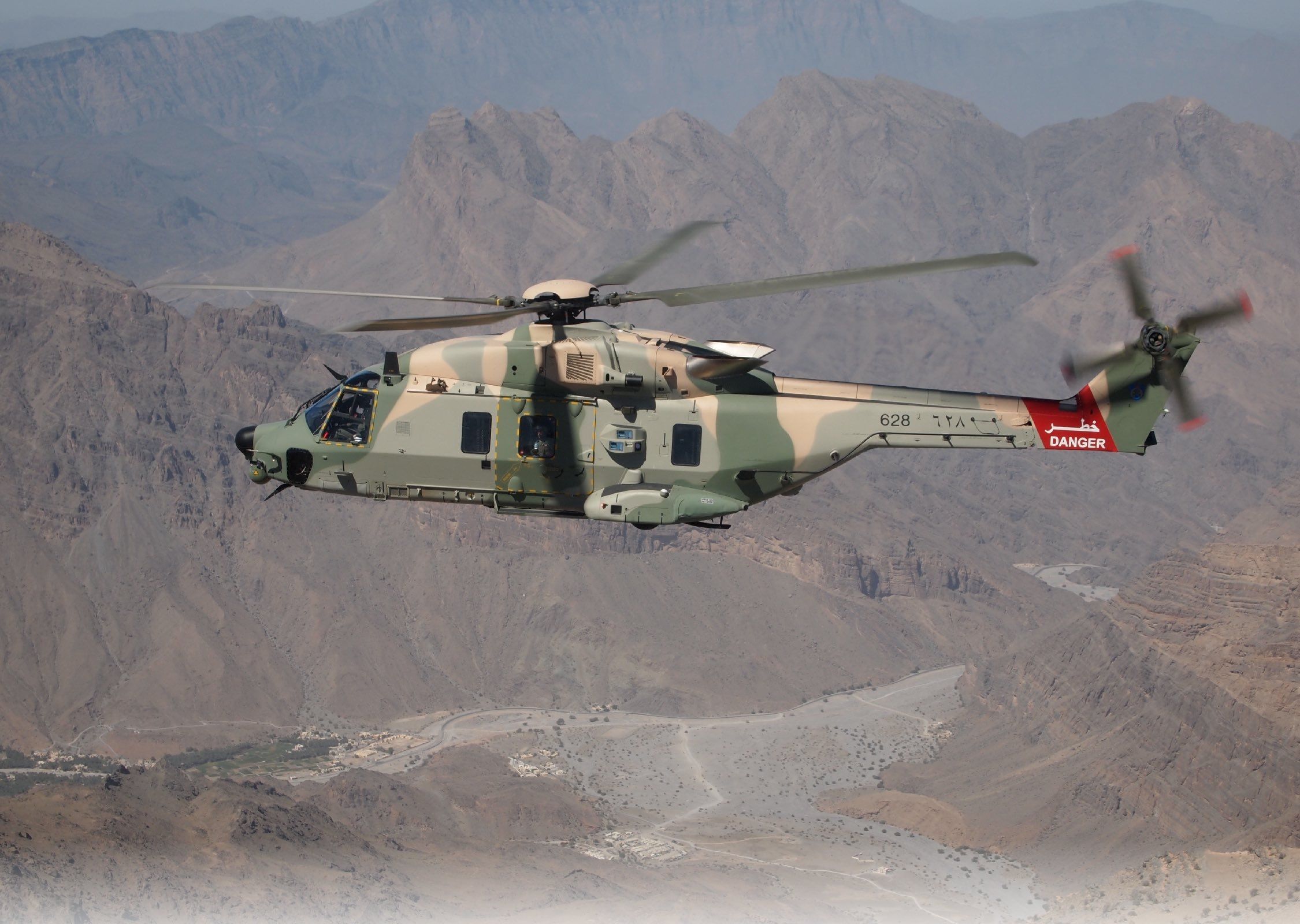 سلاح الجو السلطاني ينقذ أحد أفراد طاقم سفينة تجارية عابرة بالمياه العمانية