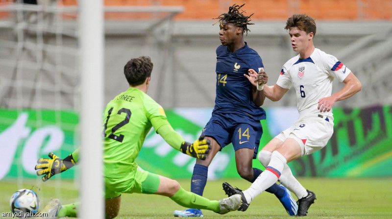 «الديوك» تكسب بثلاثية