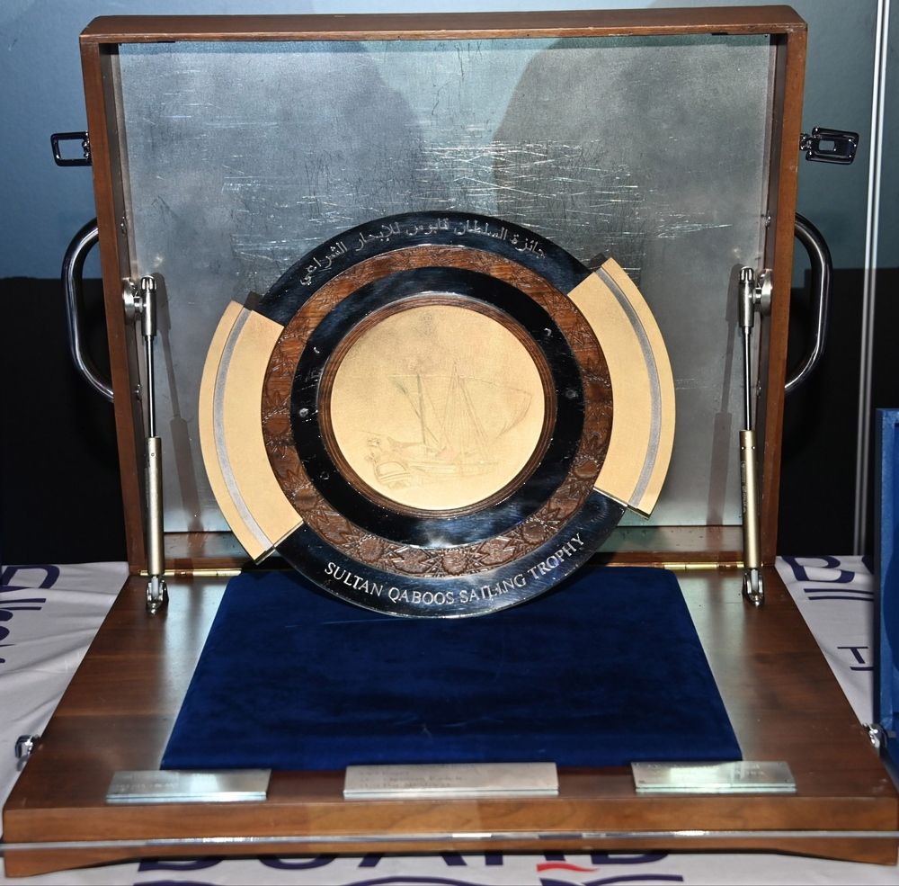 البحرية السلطانية تسلم جائزة السلطان قابوس للإبحار الشراعي بفرنسا