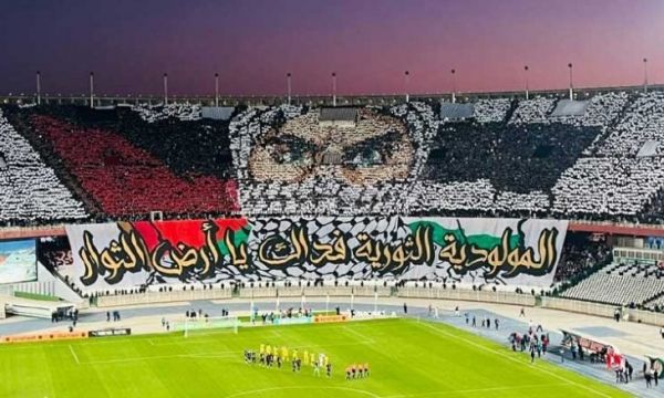 جمهور جزائري يرسمون تيفو عملاقا لـ"أبو عبيدة" مناصرة للمقاومة الفلسطينية