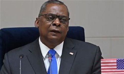 وزير الدفاع الأمريكي يصل إلى كييف في زيارة غير معلنة