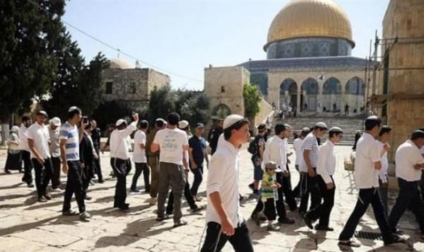 مستوطنون يقتحمون الأقصى بحماية شرطة الاحتلال الإسرائيلي