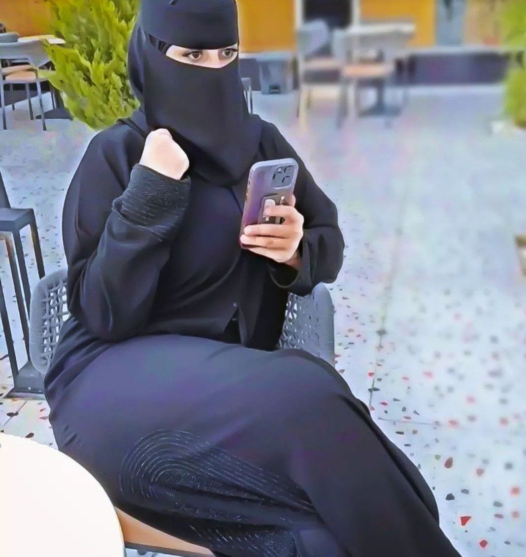 سيدة أعمال سعودية لديها ثروة هائلة تفاجئ عزاب محافظة جدة بهذا العرض المغري