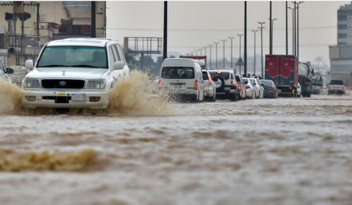 الأرصاد السعودية تصدر إنذار احمر لسكان جدة.. امطار غزيرة وصواعق رعدية وسيول تمتد لـ 4 ايام قادمة