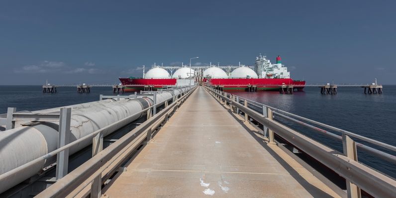 بدءاً من 2026 .. سلطنة عُمان توقع اتفاقية بيع الغاز المسال لشركة بي بي لمدة 9 سنوات