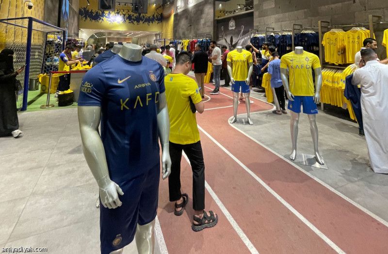 النصر يدشن الطقم الثالث