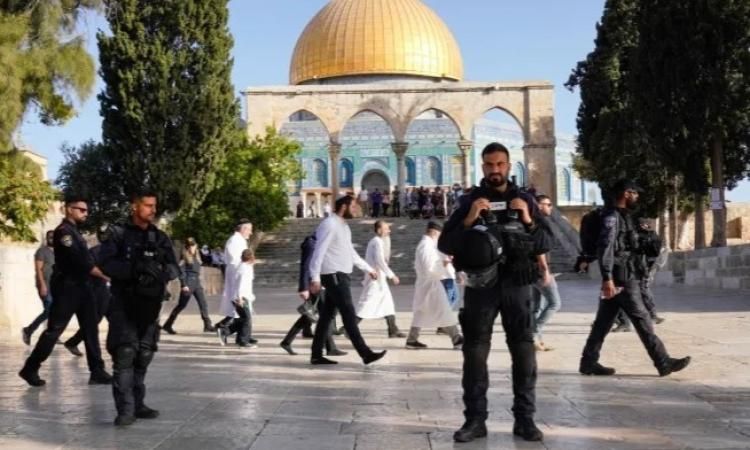 عشرات المستوطنين يقتحمون المسجد الأقصى بحماية شرطة الاحتلال الإسرائيلي