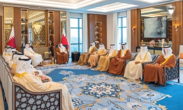 ولي العهد رئيس الوزراء يستقبل رئيس الوزراء وزير الخارجية بدولة قطر