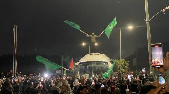 وصول الدفعة الأولى من الأسرى الفلسطينيين إلى الضفة