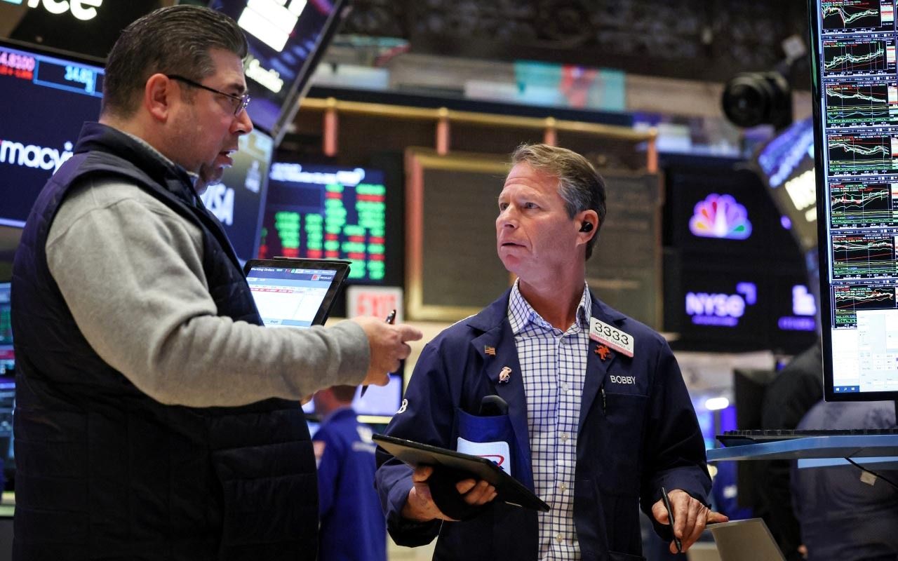 تباين الأسهم العالمية والأنظار على «البيانات»