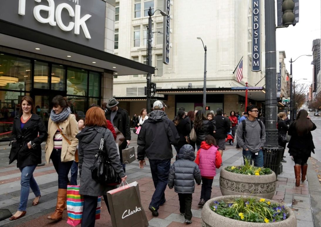 تصدعات في مدى مرونة المستهلكين الأمريكيين