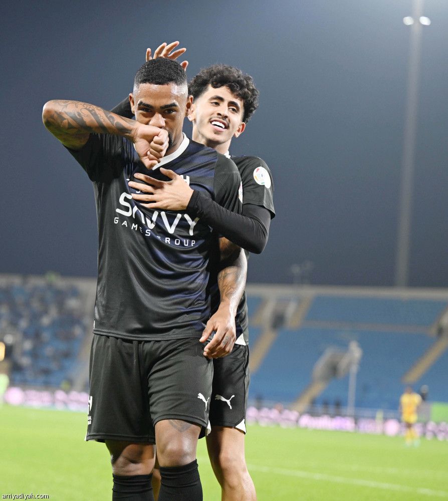 ميتروفيتش يعادل رقم إيجالو
