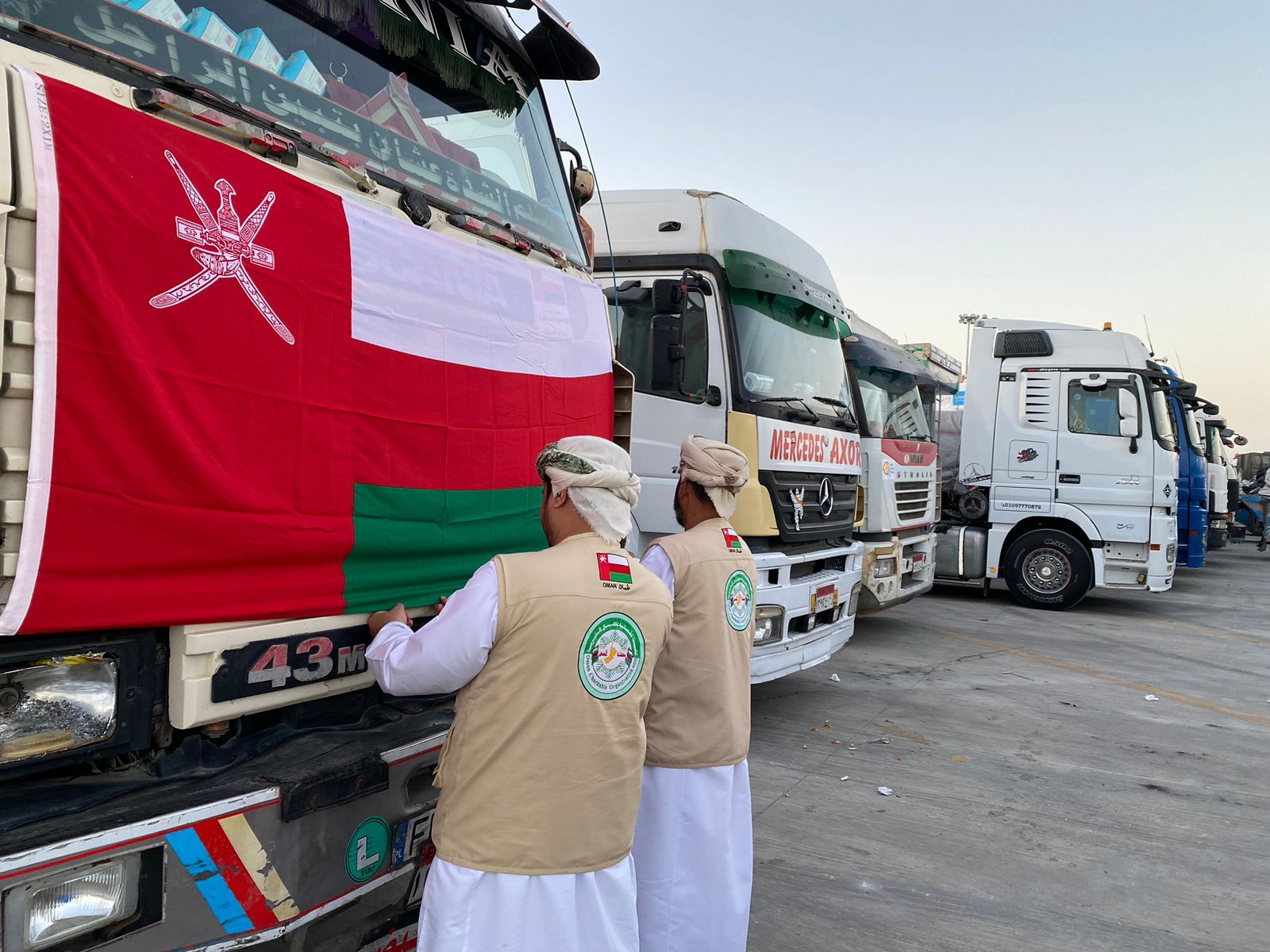 إدخال المساعدات العمانية الغذائية الأولى عبر معبر رفح إلى غزة