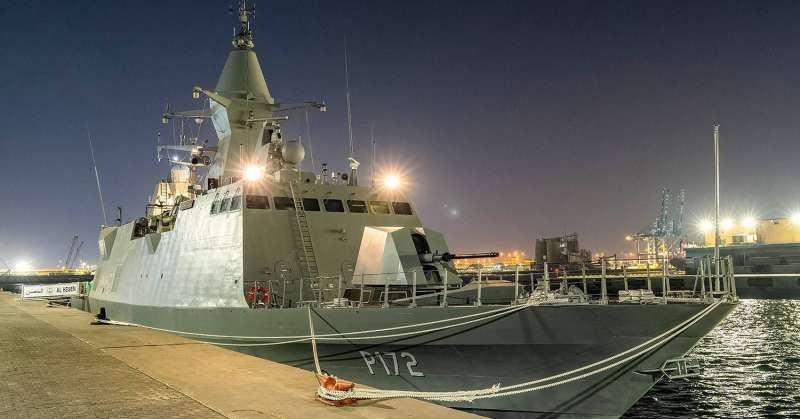 الفرقاطة الإماراتية «الحصن» تصل ميناء الشويخ