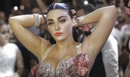 صافيناز كسحت سما المصري وفيفي عبده بوصلة رقص من على السرير بلبوصة كما ولدتها امها