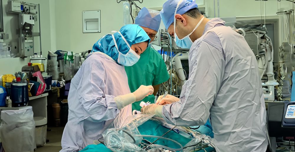 الأولى من نوعها.. نجاح عملية معقدة لإزالة ورم في صدر رضيع