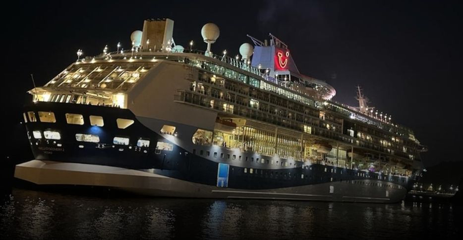 1000 سائح يبدؤون جولتهم السياحية من ميناء السلطان قابوس ومطار مسقط الدولي