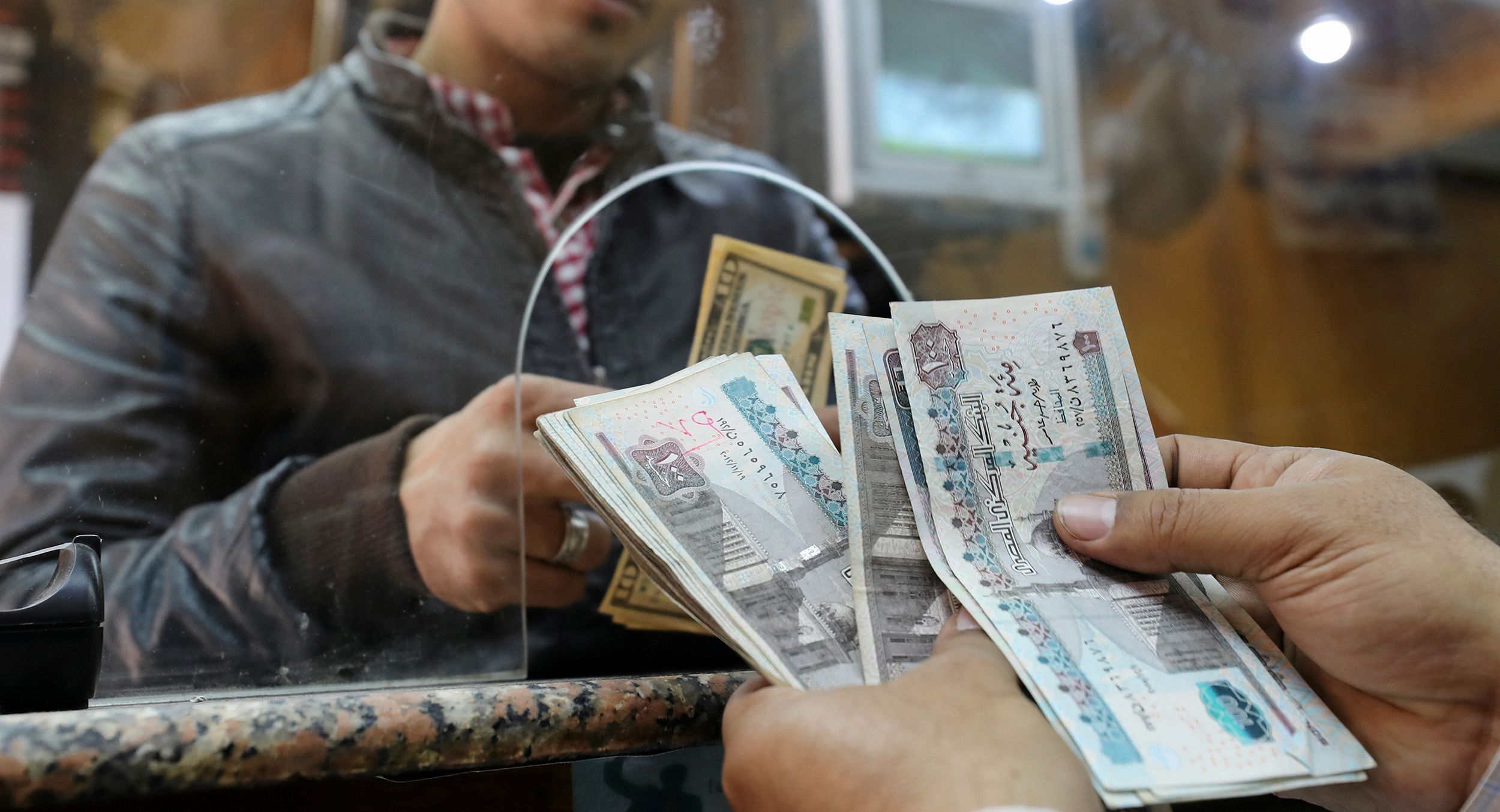 انخفاض مفاجئ وكبير للدولار مقابل الجنيه المصري في السوق السوداء