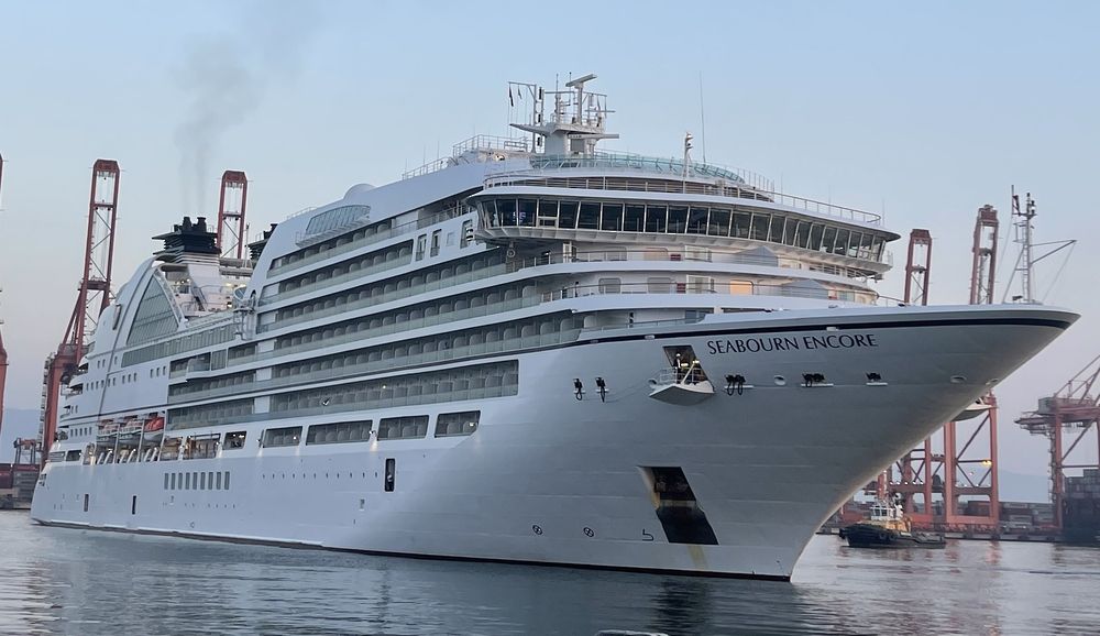 على متنها أكثر من 800 راكب .. ميناء صلالة يستقبل سفينة سياحية