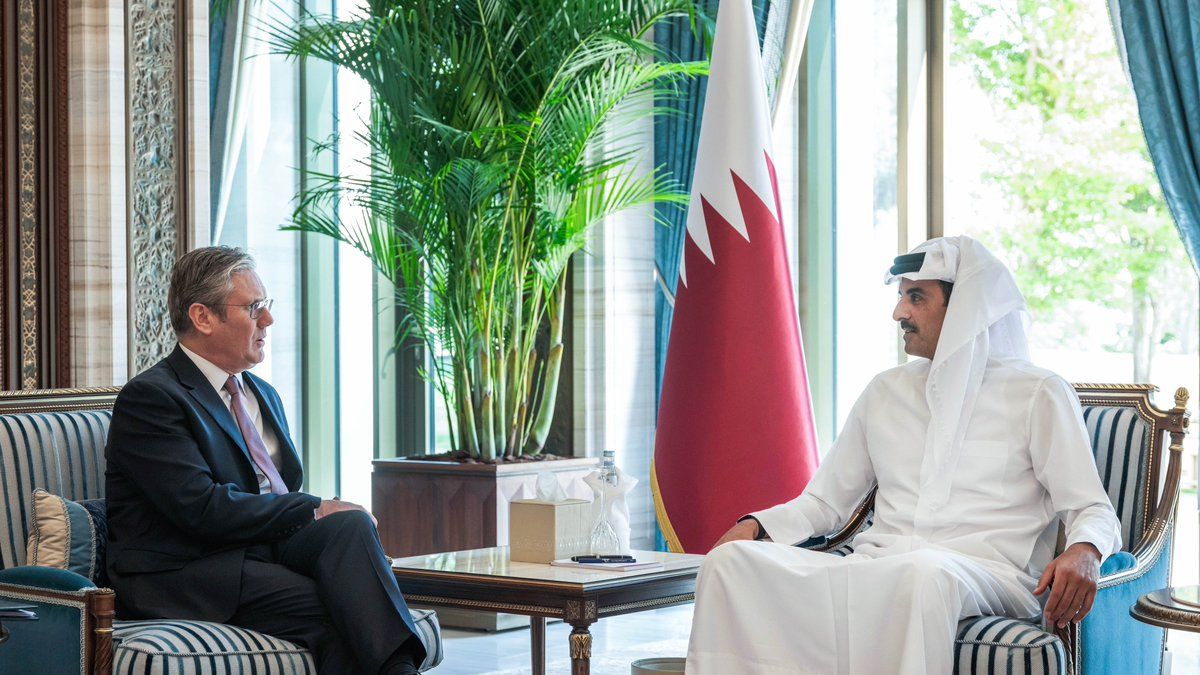 سمو الأمير يستقبل رئيس حزب العمال البريطاني