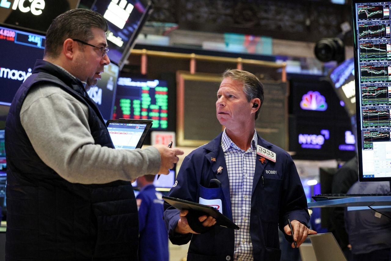 تأرجح الأسهم العالمية والأنظار على أسعار الفائدة