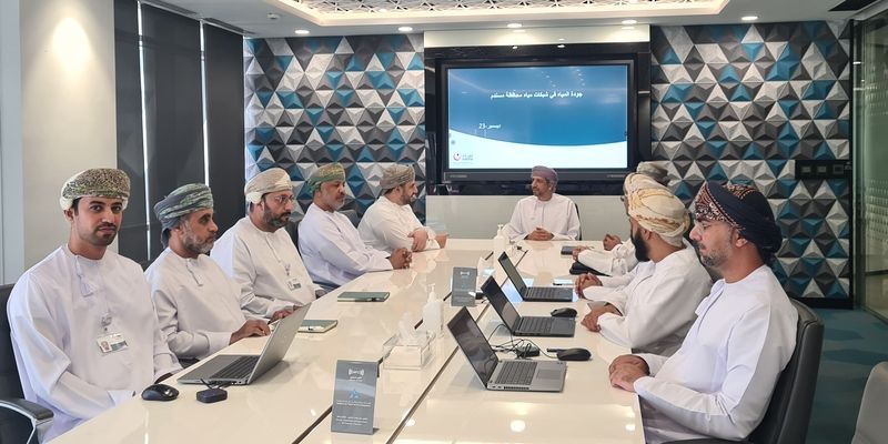 مناقشة أهم مشاريع المياه والصرف الصحي بمحافظة مسندم