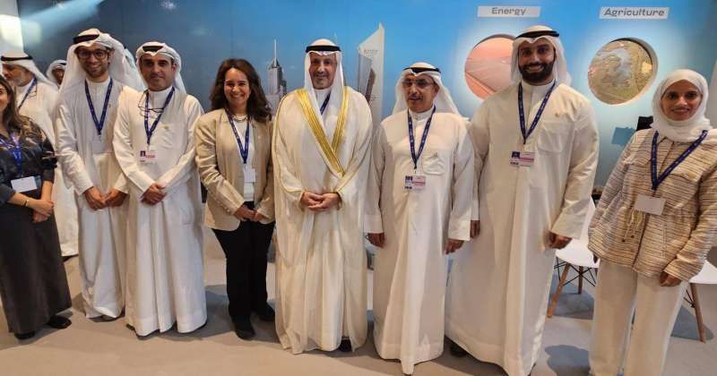 وزير الخارجية متوسطاً فريق جناح الكويت في المؤتمر