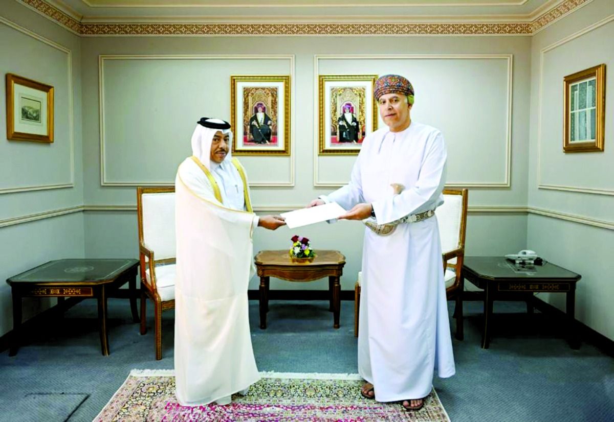 الخارجية العمانية تتسلم نسخة من اعتماد سفيرنا