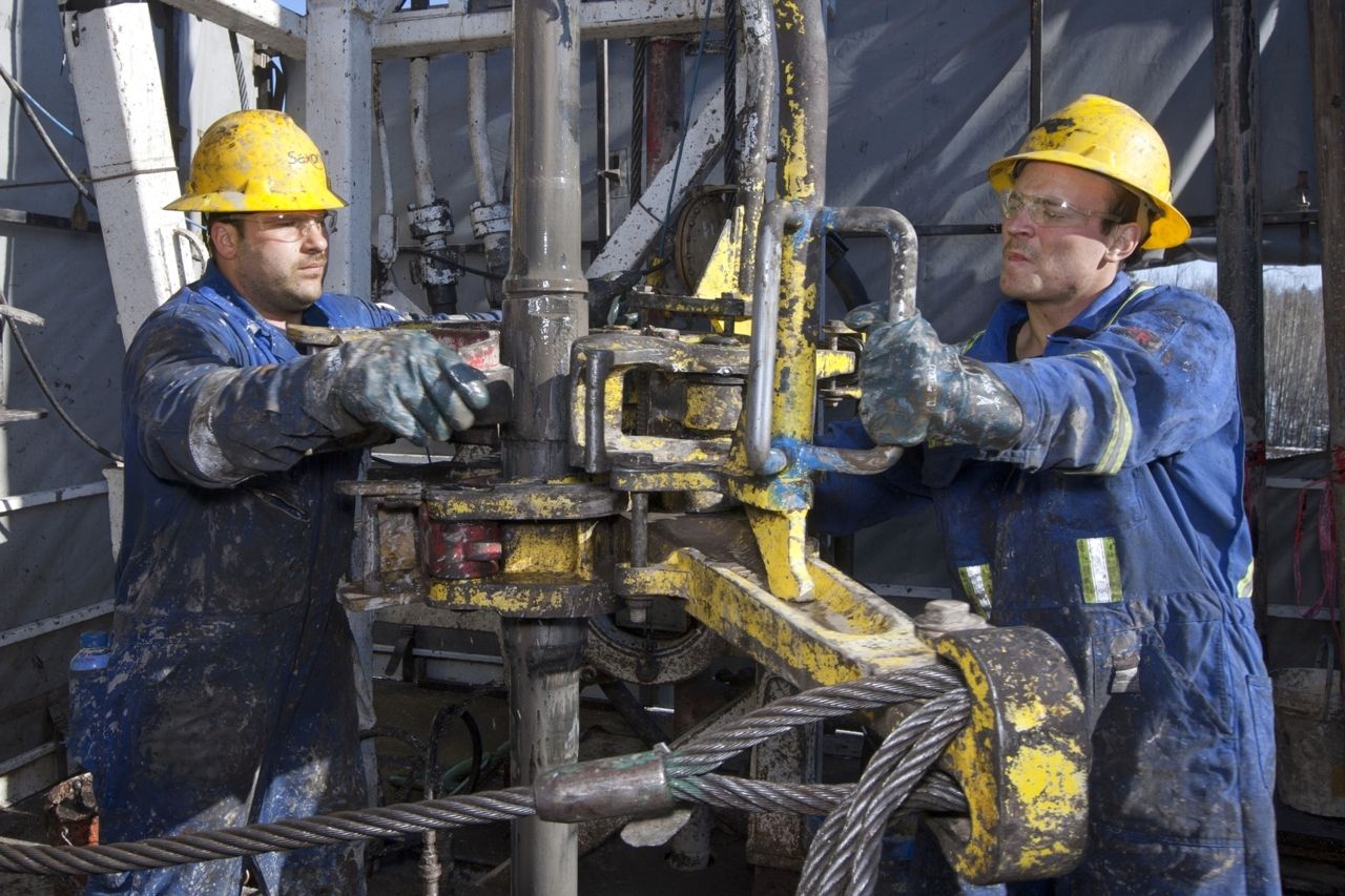 مخاوف النمو العالمي تهبط بأسعار النفط