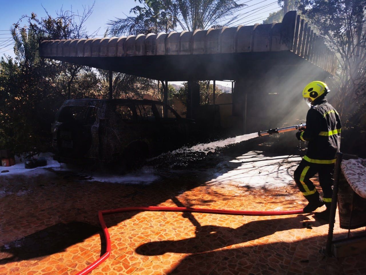 إخماد حريق شب في مركبة بالداخلية