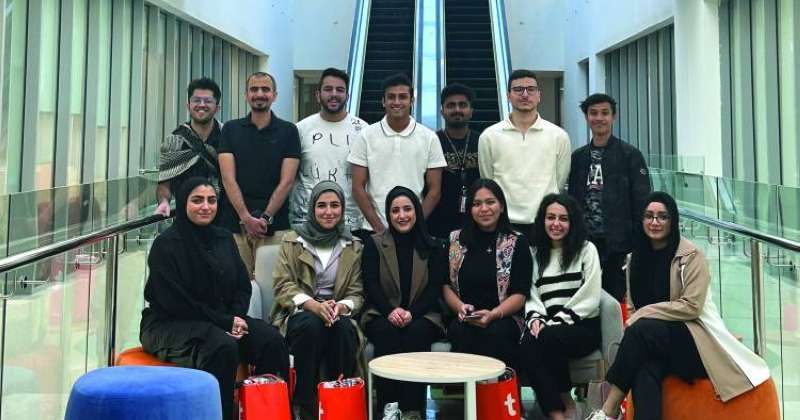 عدد من طلبة الجامعة الأميركية في الكويت خلال زيارتهم لمقر شركة «طلبات»